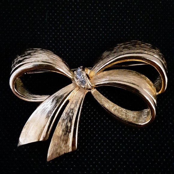 Vintage Avon Gold Tone Rhinestone Ribbon Pin Brooch - Picture 1 of 6